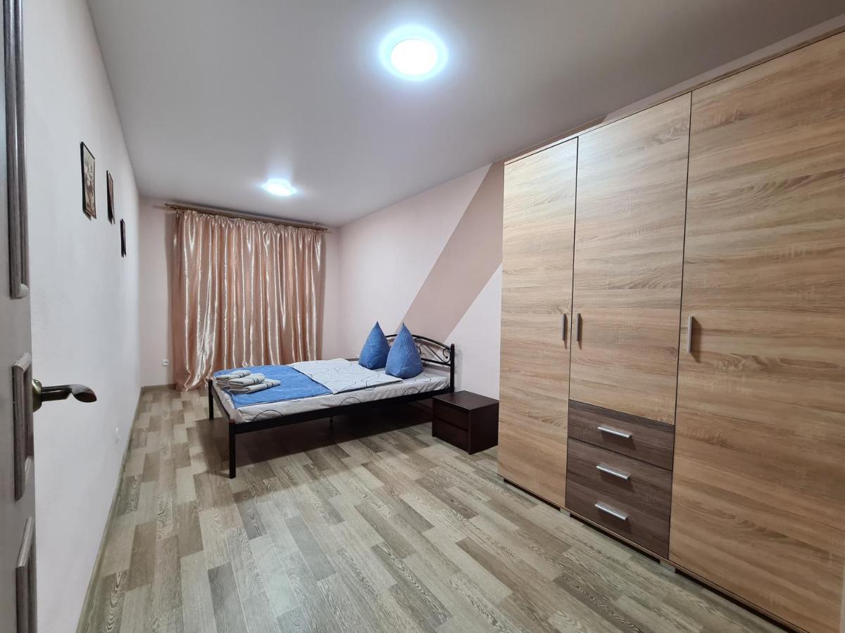 3-Room Apartment Near Inturist On Sobornyi Avenue 156, By Grandhome Zaporizhia Ngoại thất bức ảnh
